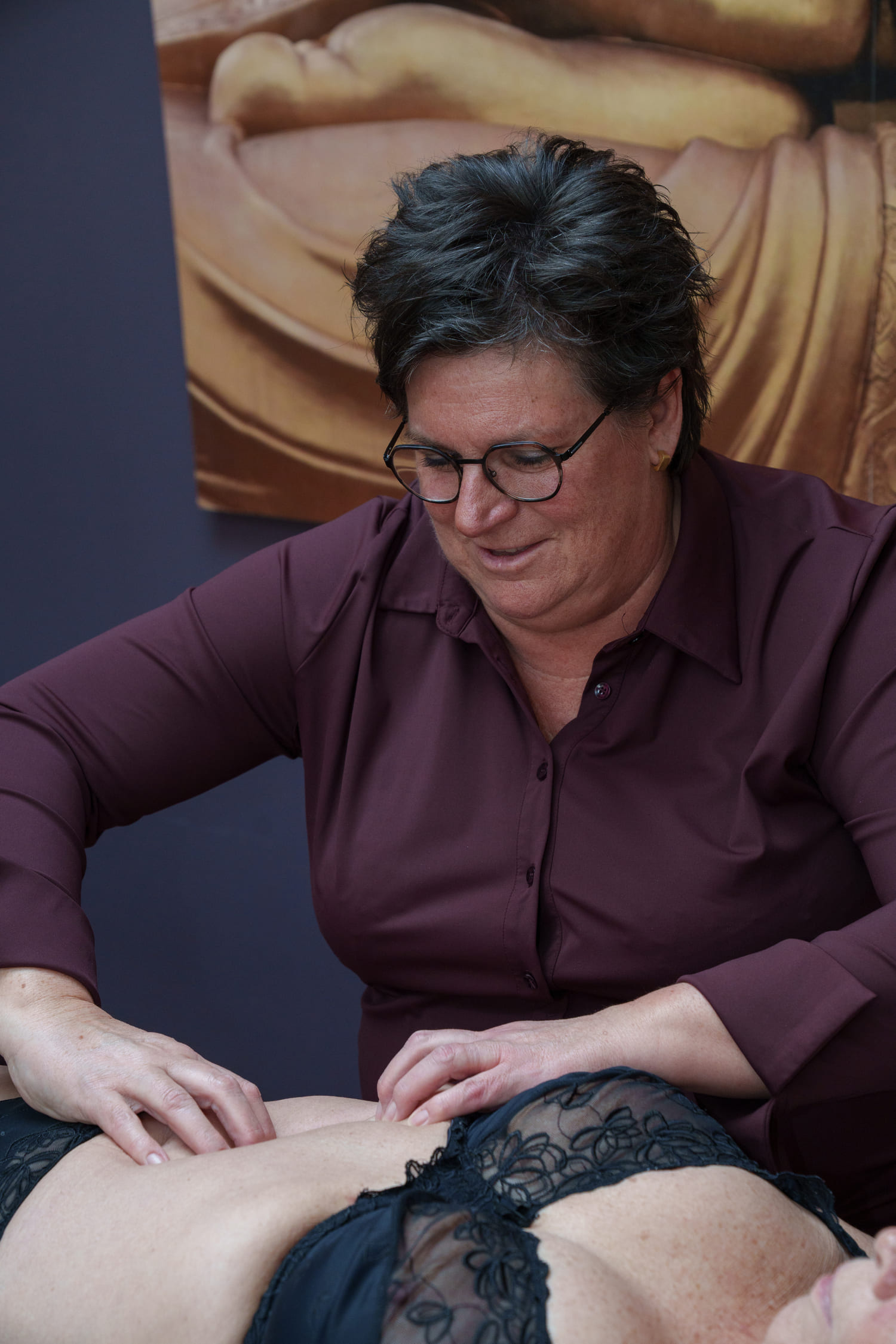 Therapeut voert manuele therapie uit in Prinsenbeek, gefocust op zorg en welzijn.